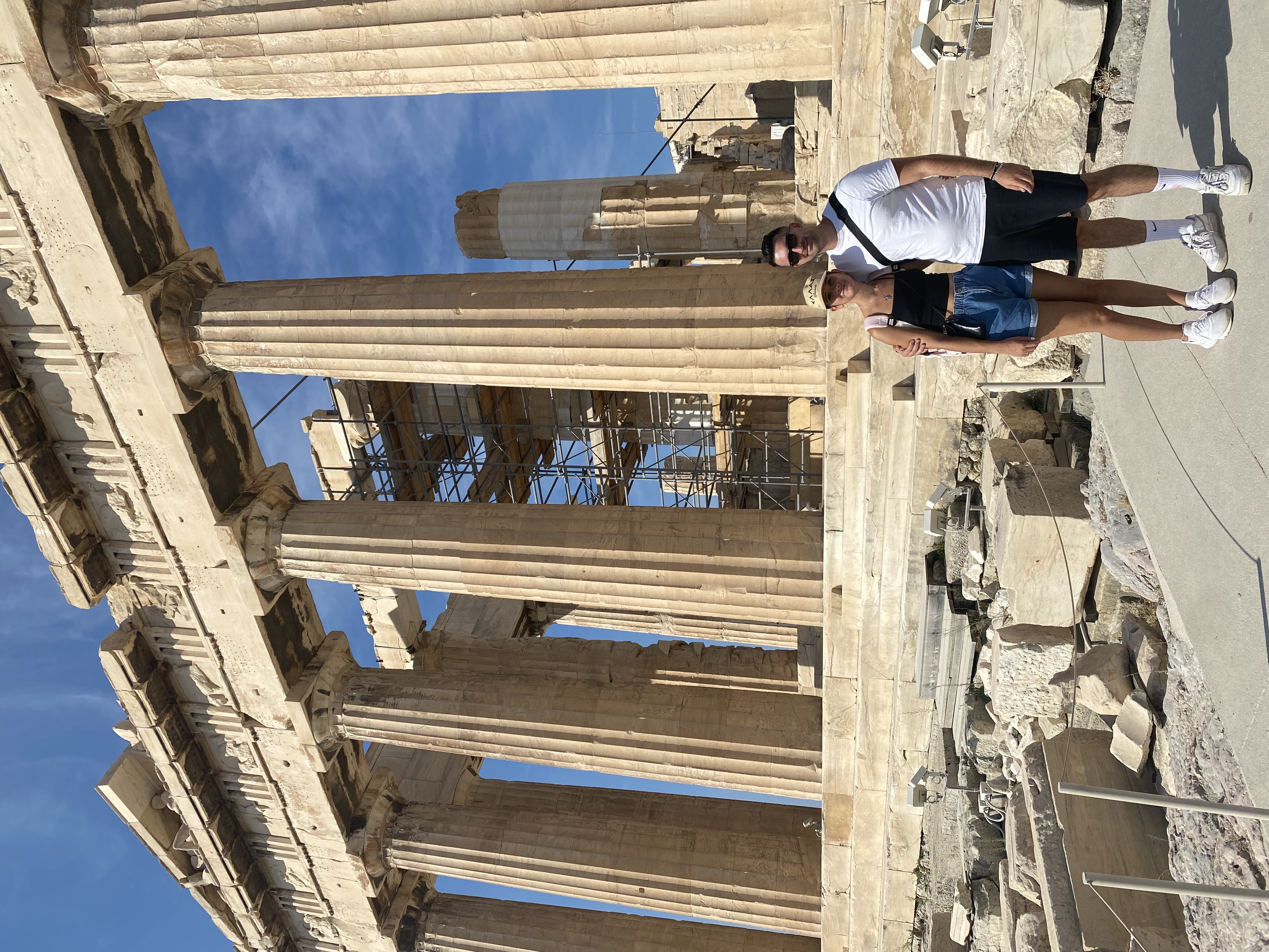 Nos premières vacances ensemble : un road trip inoubliable à travers la Grèce, d'Athènes à Delphes, en passant par les monastères des Météores.